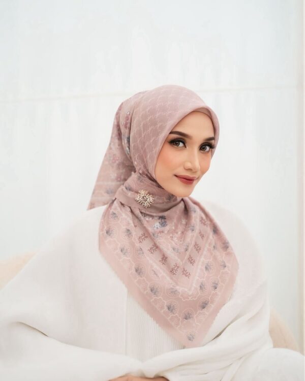 GARDENIA SCARF LILY